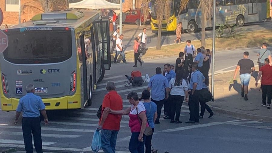 Idoso cai após colidir com porta de ônibus em Sorocaba