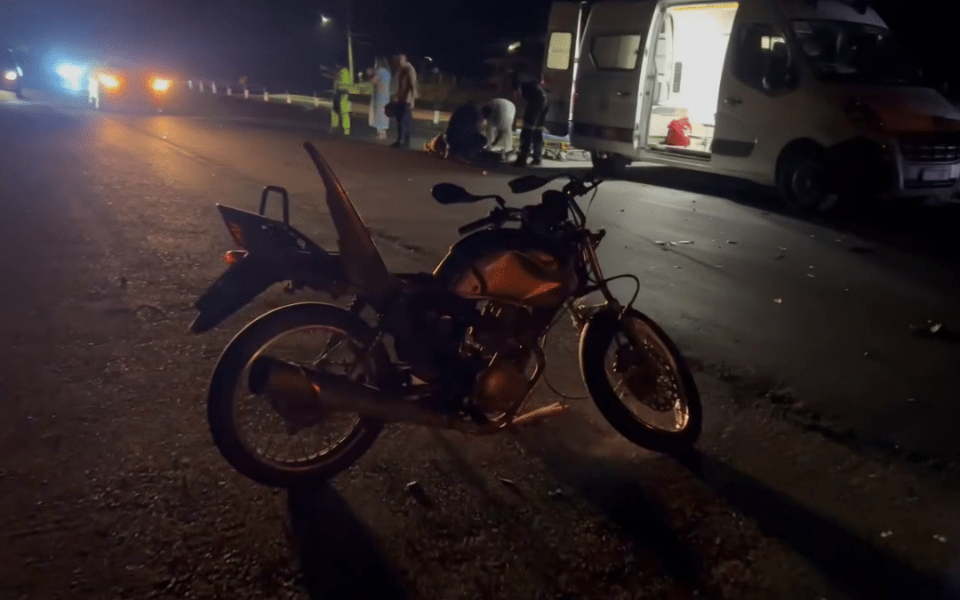 Motociclista na contramão colide com carro na Rodovia João Leme dos Santos em Salto de Pirapora