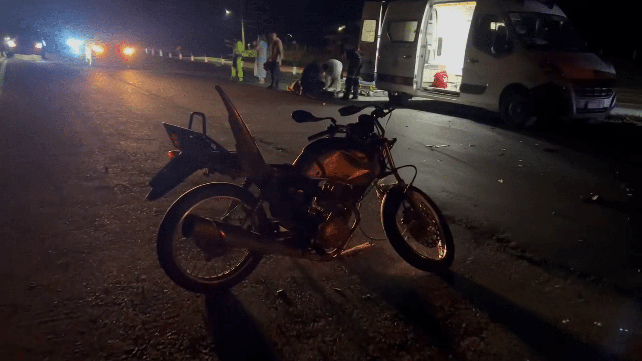 Motociclista na contramão colide com carro na Rodovia João Leme dos Santos em Salto de Pirapora