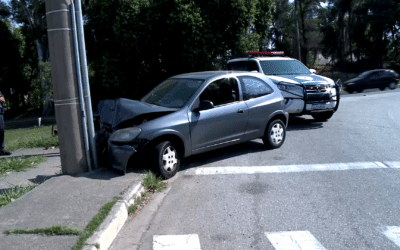 Motorista bate em poste no Alto da Boa Vista, em Sorocaba