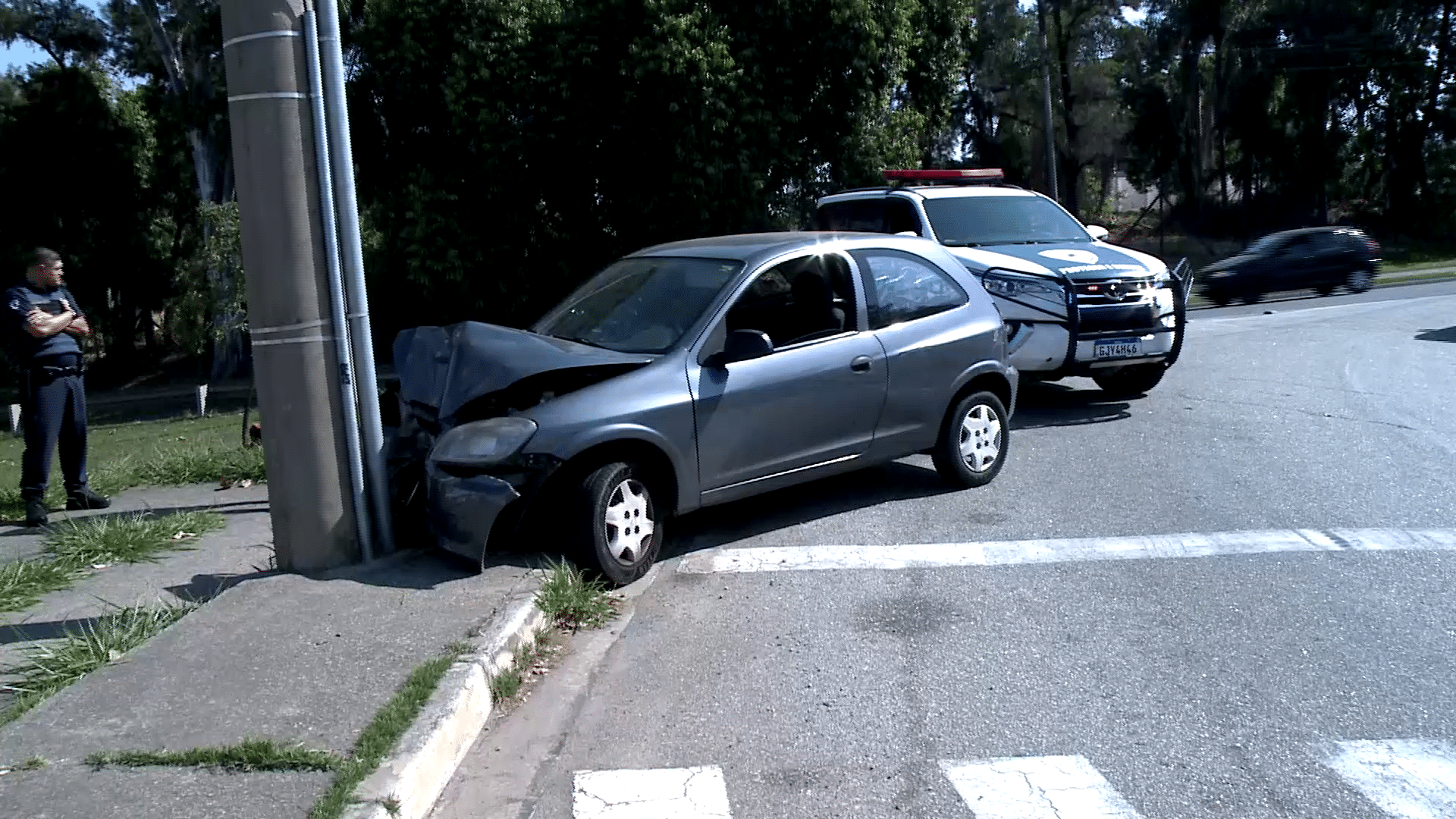 Motorista bate em poste no Alto da Boa Vista, em Sorocaba