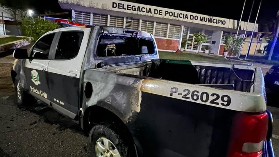 Homem incendeia viatura da Polícia Civil em Tatuí e é preso por terrorismo