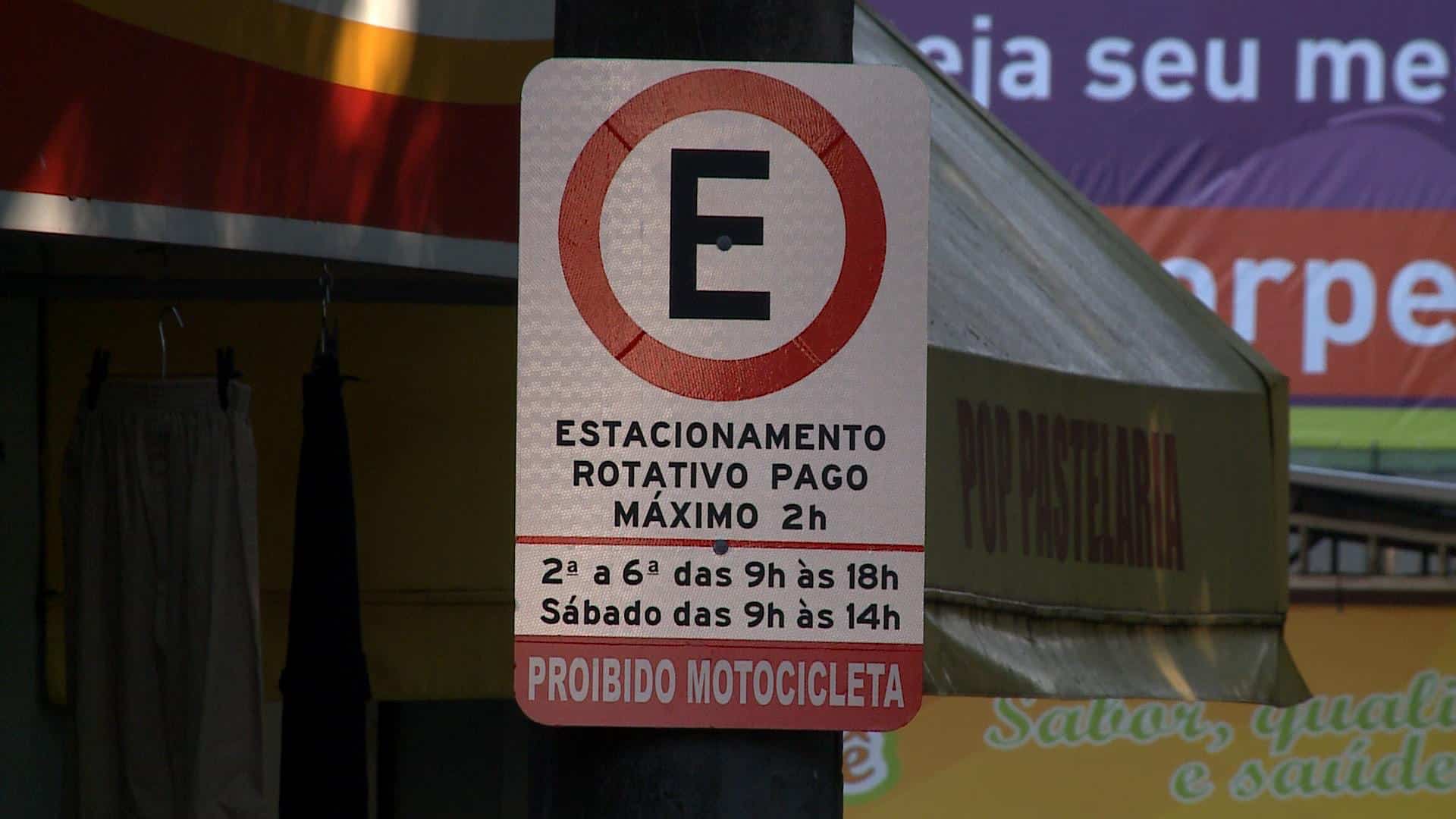 Imagem de placa do estacionamento rotativo.