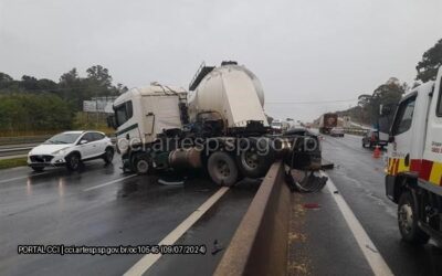 Carreta bate em defensa metálica na Raposo Tavares em Sorocaba