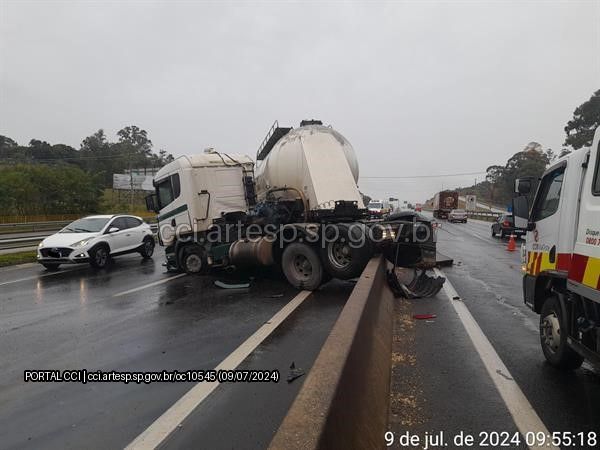 Carreta bate em defensa metálica na Raposo Tavares em Sorocaba