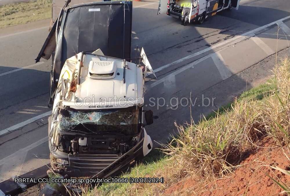 Carreta tomba em Itu e motorista fica gravemente ferido