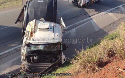 Carreta tomba em Itu e motorista fica gravemente ferido