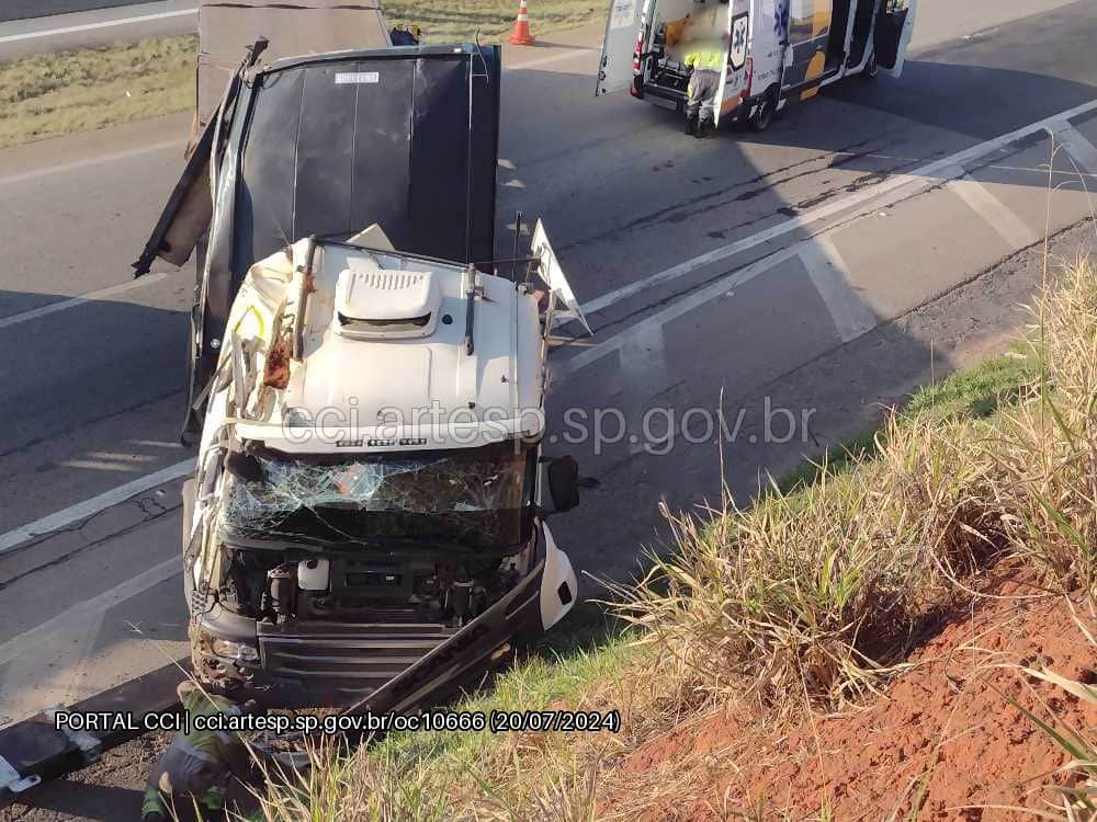 Carreta tomba em Itu e motorista fica gravemente ferido