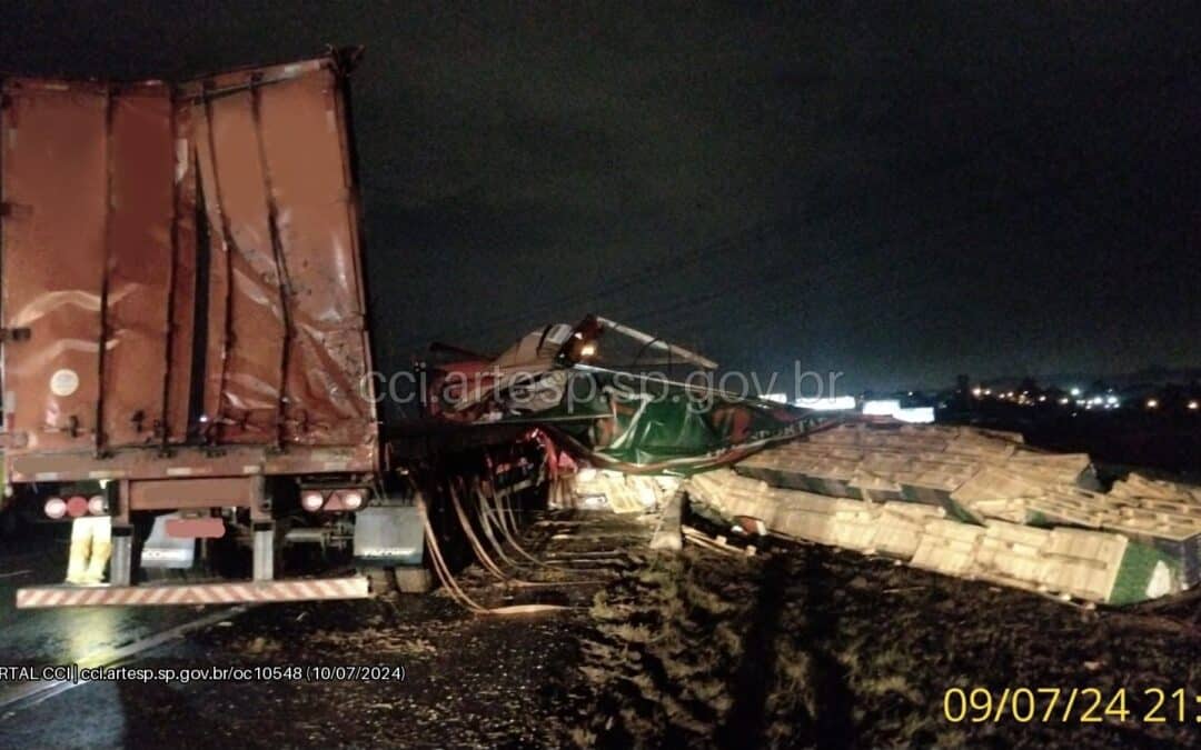 Carreta tomba na Rodovia dos Bandeirantes em Jundiaí