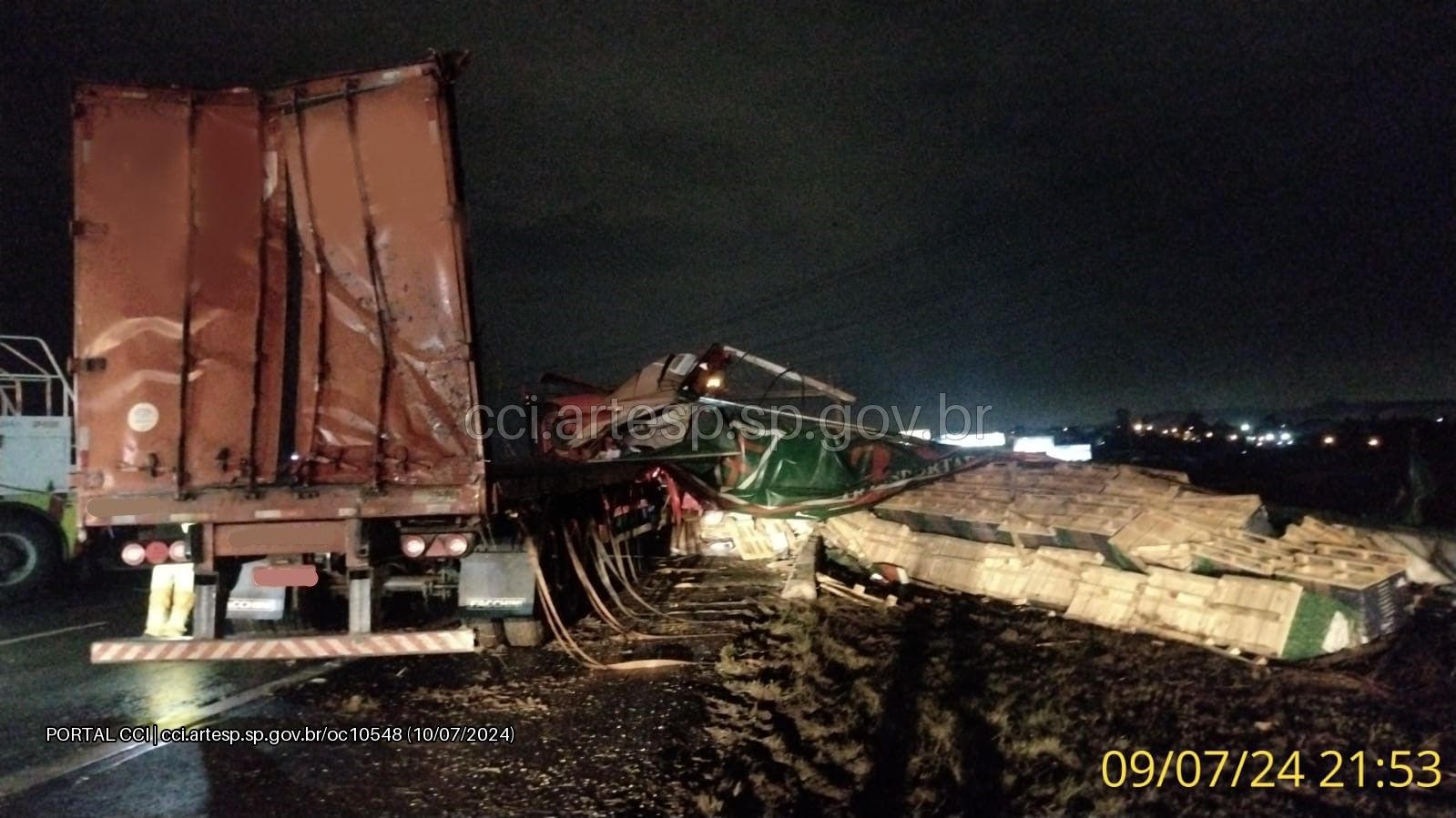 Carreta tomba na Rodovia dos Bandeirantes em Jundiaí