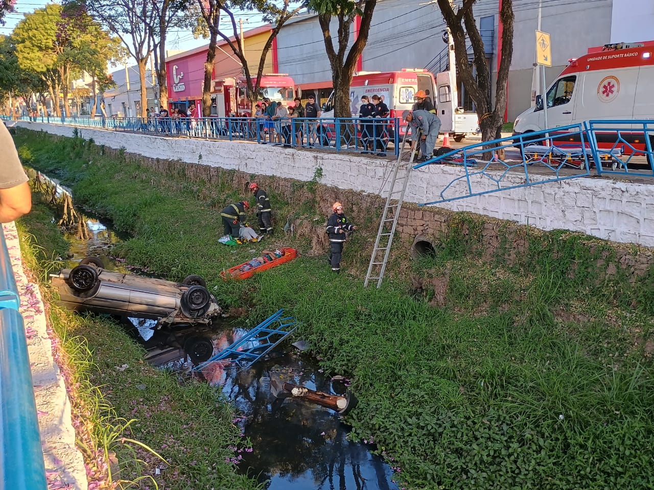 Carro cai em córrego em Itu após motorista perder controle da direção