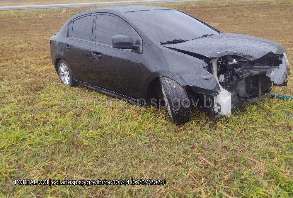 Carro colide com carreta na Rodovia Castello Branco em Porto Feliz