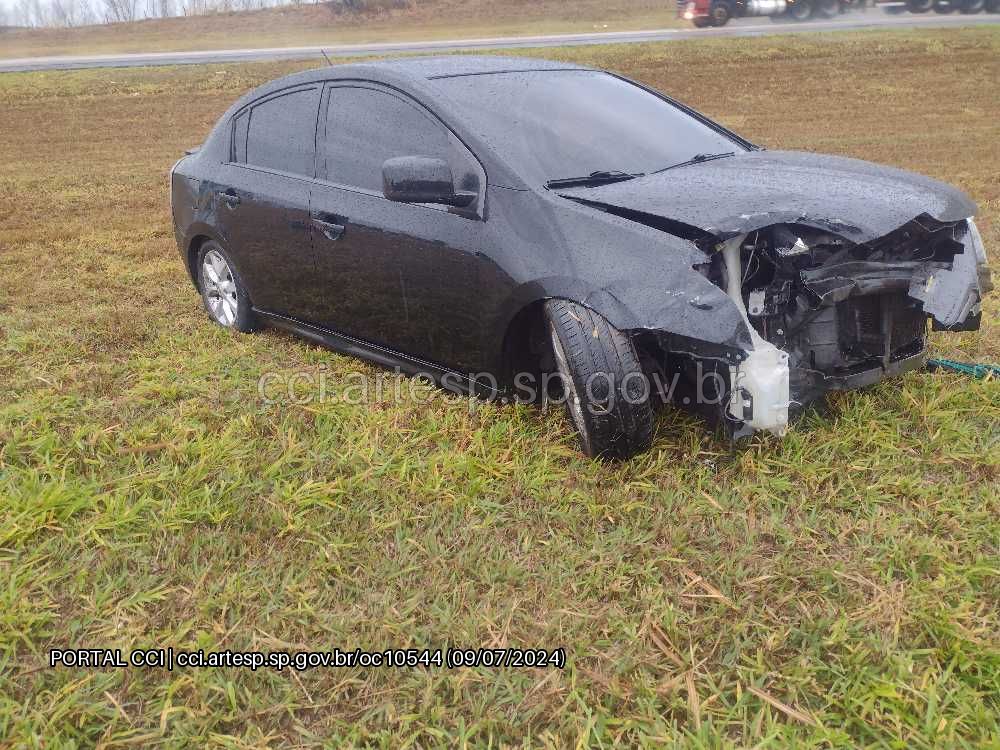 Carro colide com carreta na Rodovia Castello Branco em Porto Feliz