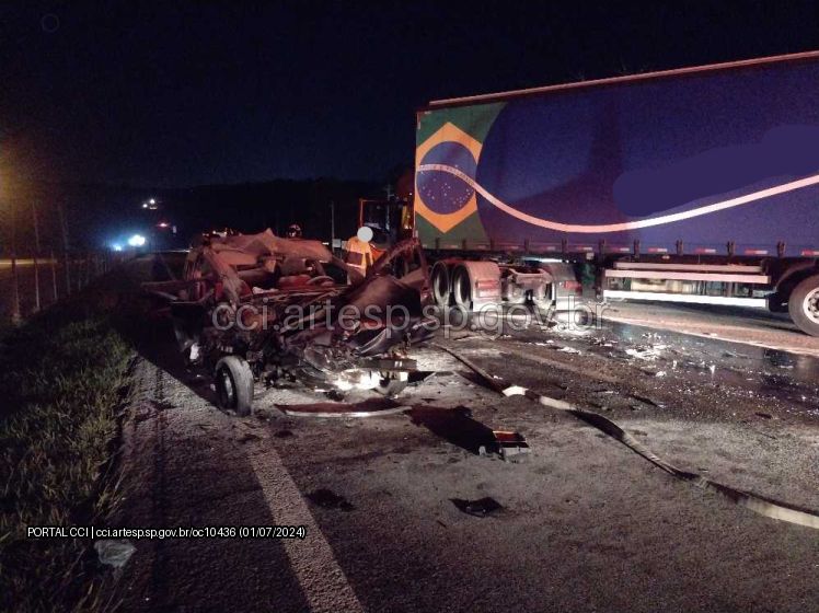 Carro pega fogo após colisão com carreta em rodovia de Jundiaí