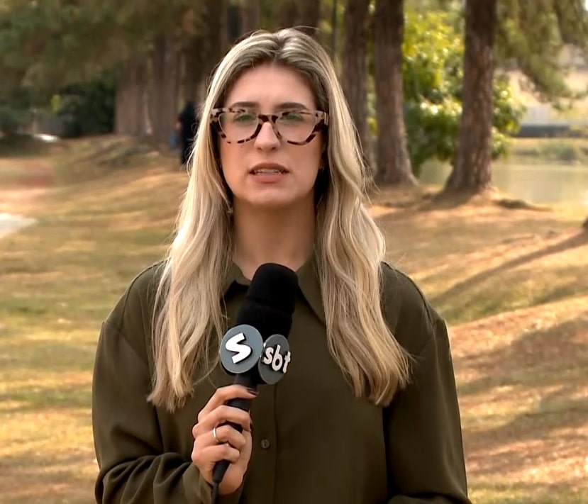 Repórter Nicole Bonentti falando sobre o roubo em São Roque.