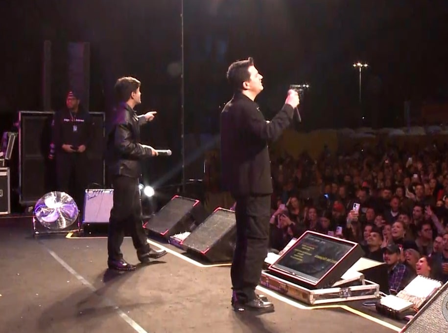 Hugo e Guilherme cantando no palco.