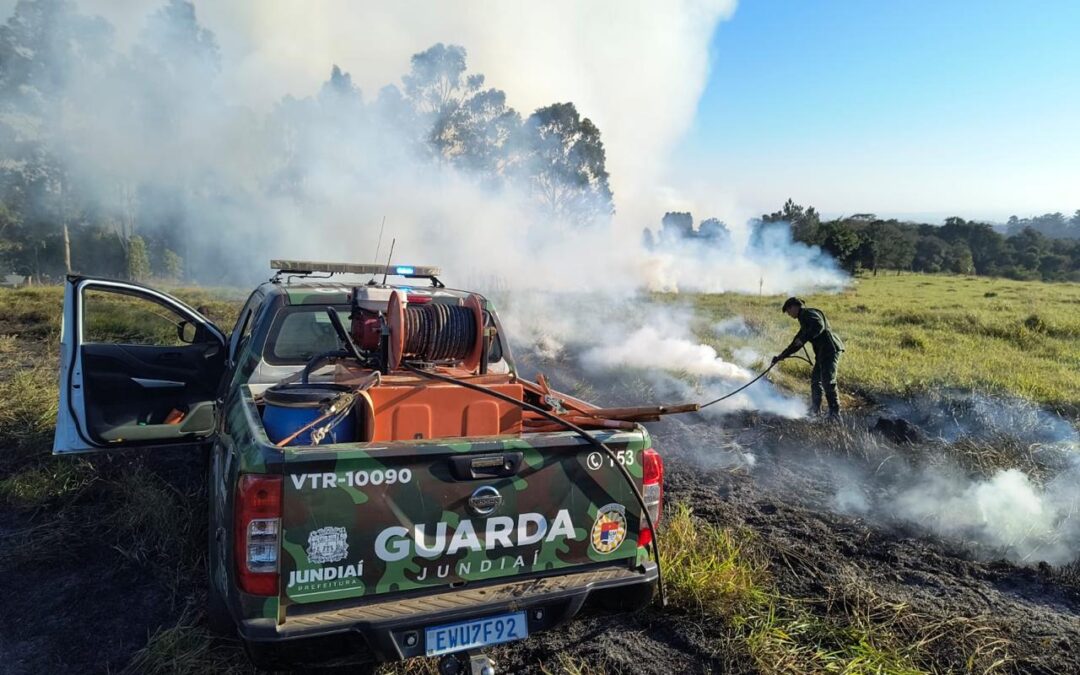 Incêndio em pasto em Jundiaí é controlado pela Divisão Florestal da GM