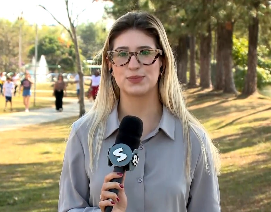 Repórter Nicole Bonentti falando sobre o fim do ônibus circular tarifa zero em Capão Bonito.