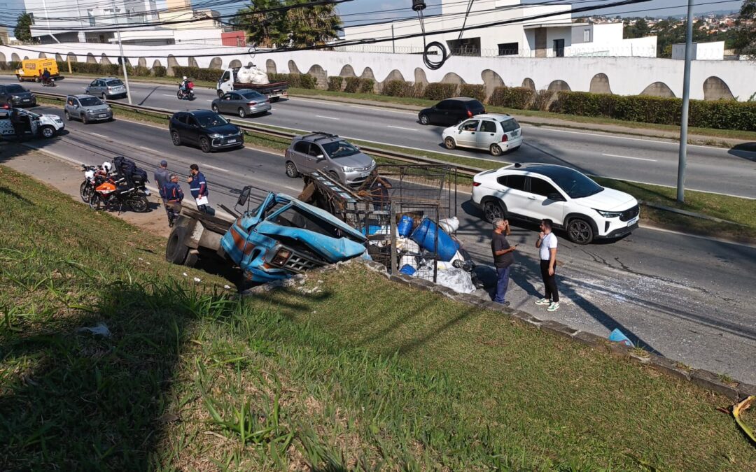 Acidente interdita Avenida Engenheiro Carlos Reinaldo Mendes, em Sorocaba