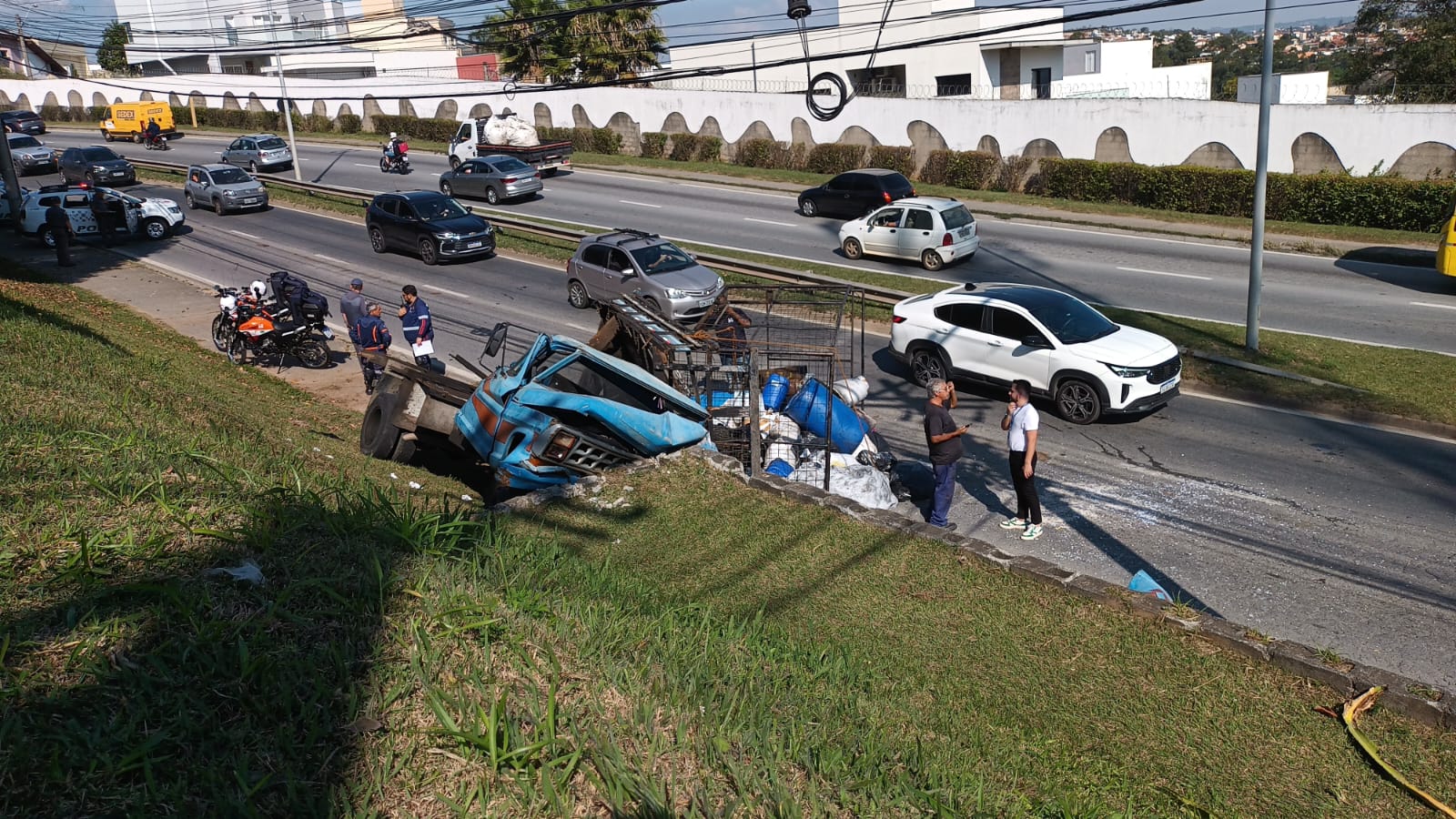 Acidente interdita a Avenida Engenheiro Carlos Reinaldo Mendes no sentido centro, em Sorocaba.