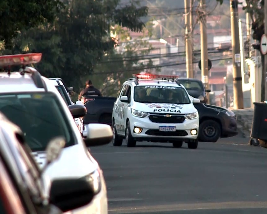 Imagem de carro da polícia militar no enterro do sargento morto em Carapicuíba.