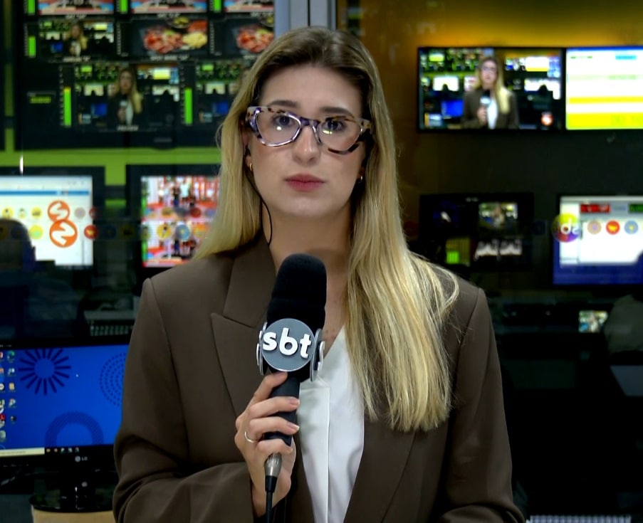 Repórter Nicole Bonentti falando sobre o caso do segurança do bar morto atropelado.