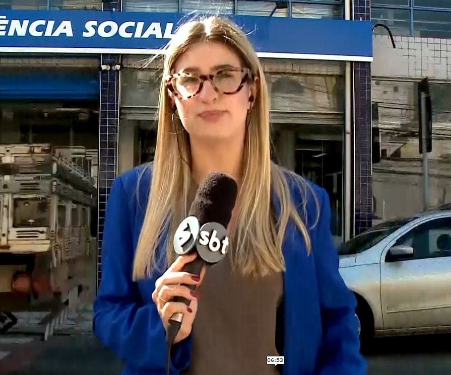 Repórter Nicole Bonentti falando sobre o INSS estar em greve.