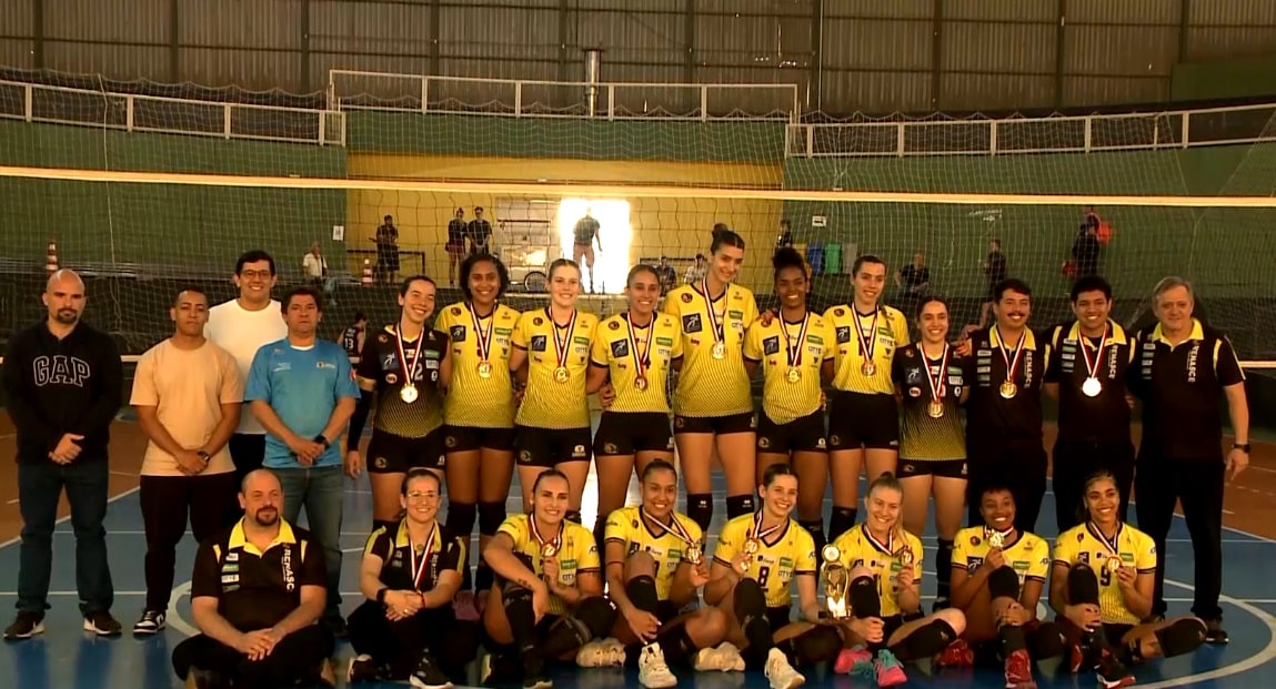 Equipe de vôlei campeã nos Jogos Regionais.