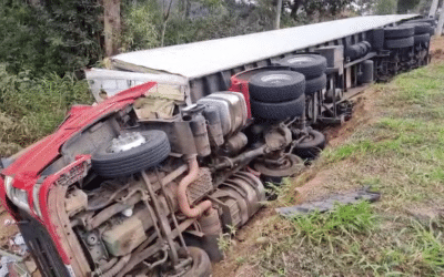 Tombamento de carreta na Raposo Tavares em São Roque deixa um ferido