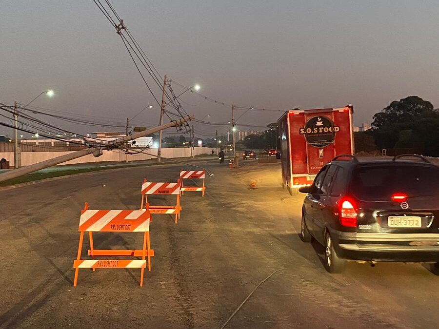 Caminhão colide com poste em Jundiaí e motorista foge do local