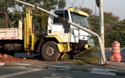 Caminhão derruba poste no centro de Sorocaba