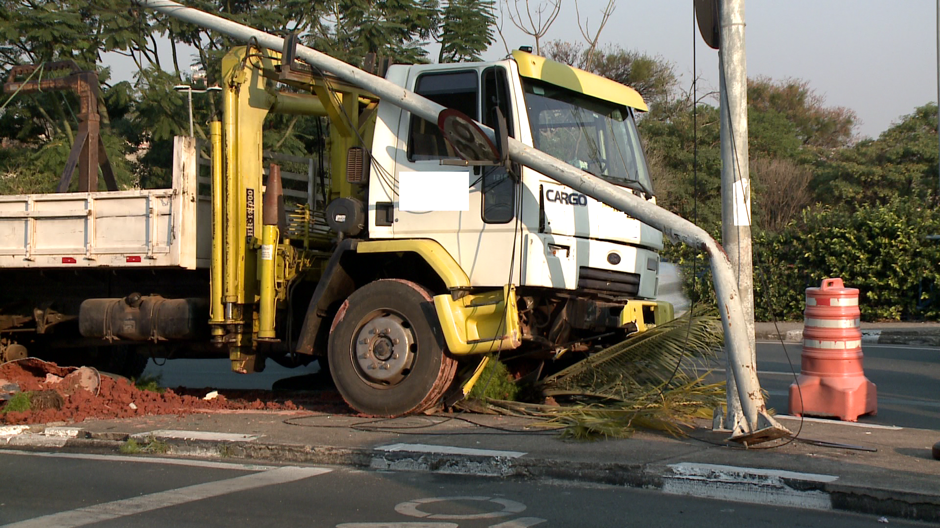 Caminhão derruba poste no centro de Sorocaba