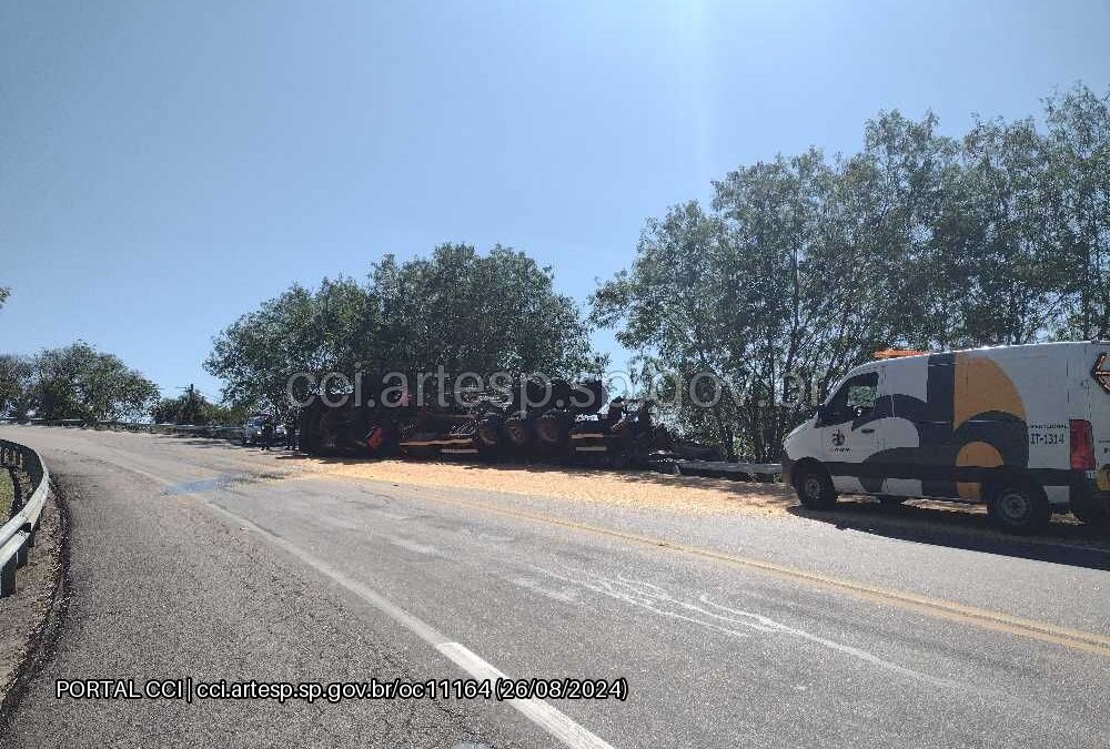 Carreta tomba na Rodovia Marechal Rondon e causa interdição total