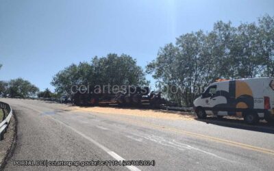 Carreta tomba na Rodovia Marechal Rondon e causa interdição total