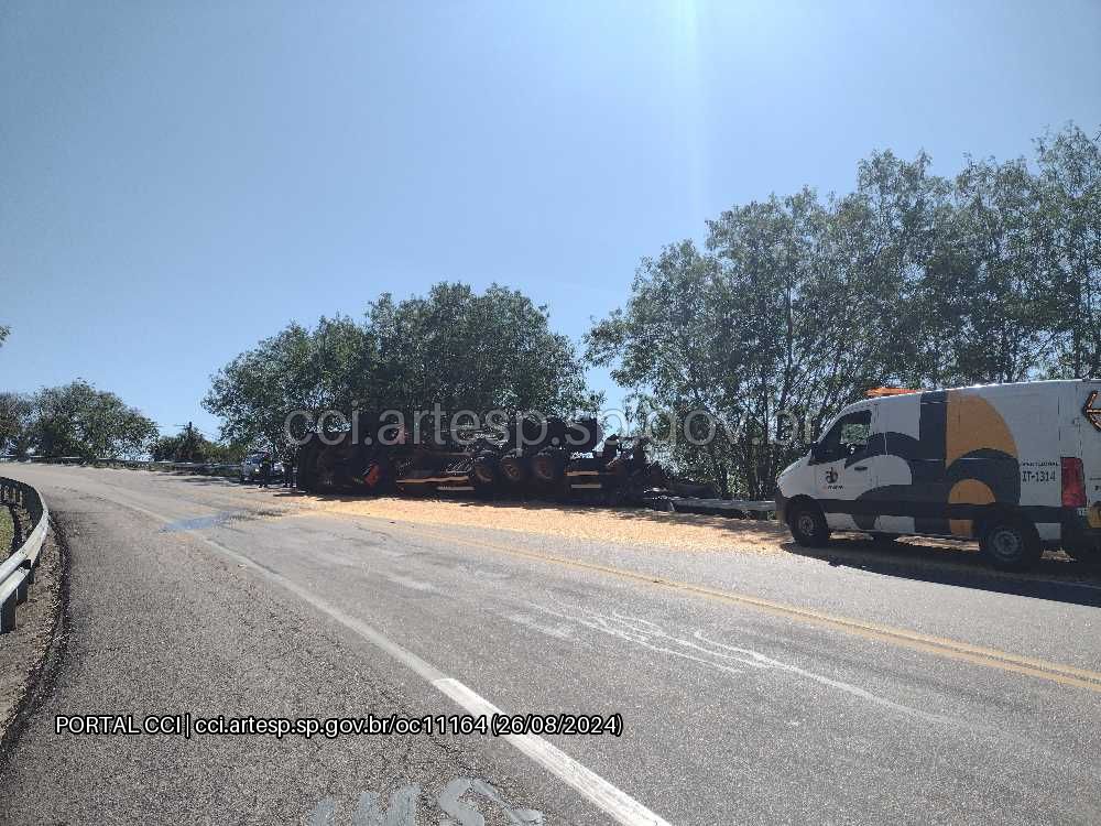 Carreta tomba na Rodovia Marechal Rondon e causa interdição total