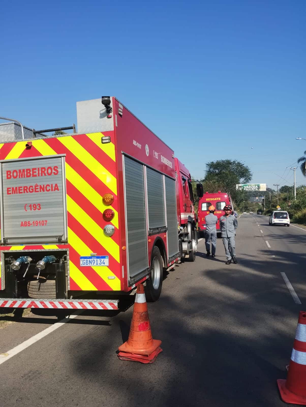 Carro cai no Rio Jundiaí após motorista perder controle em ultrapassagem