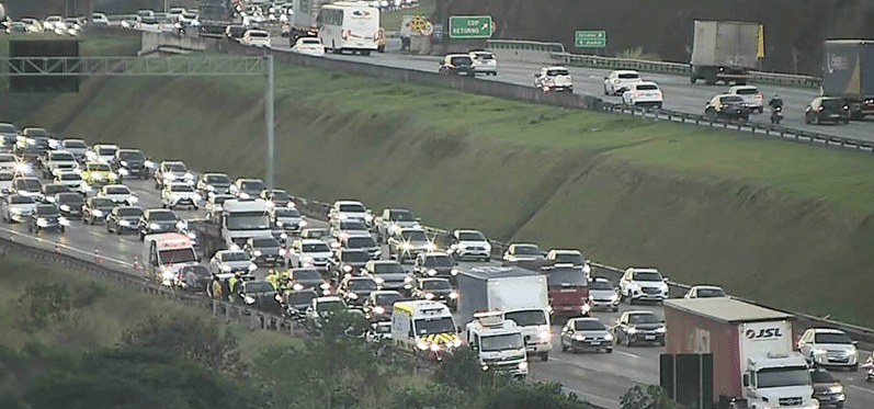 Engavetamento envolve sete veículos na Rodovia dos Bandeirantes em Jundiaí