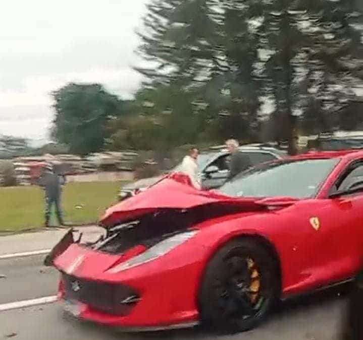 Ferrari colide com ônibus e causa lentidão na Castello Branco