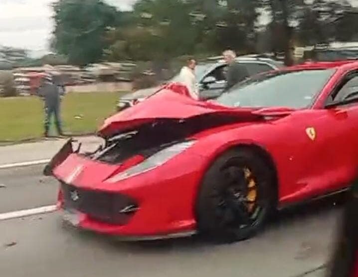 Ferrari colide com ônibus e causa lentidão na Castello Branco