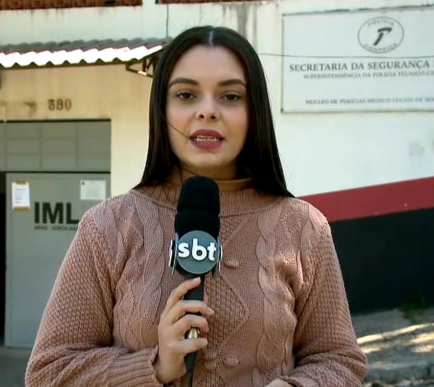 Repórter Fernanda Sena falando sobre a coleta de DNA.