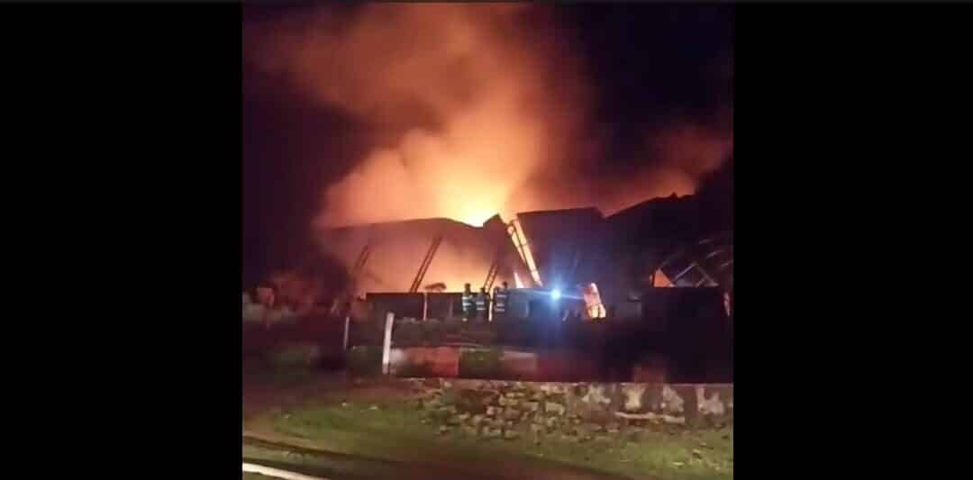 Incêndio em galpão mobiliza bombeiros em Itupeva