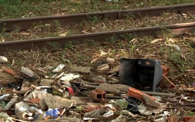 Moradores de bairro de Votorantim reclamam de descarte de entulho na linha férrea