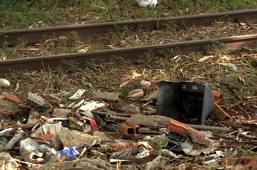 Moradores de bairro de Votorantim reclamam de descarte de entulho na linha férrea