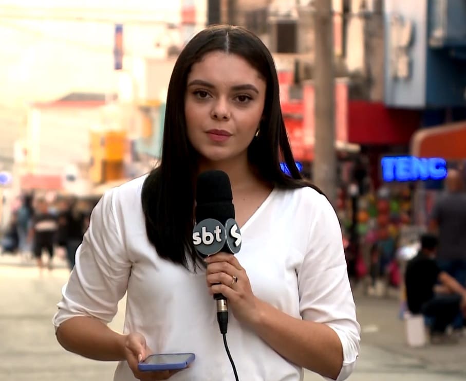 Repórter Fernanda Sena falando sobre a onda de frio.