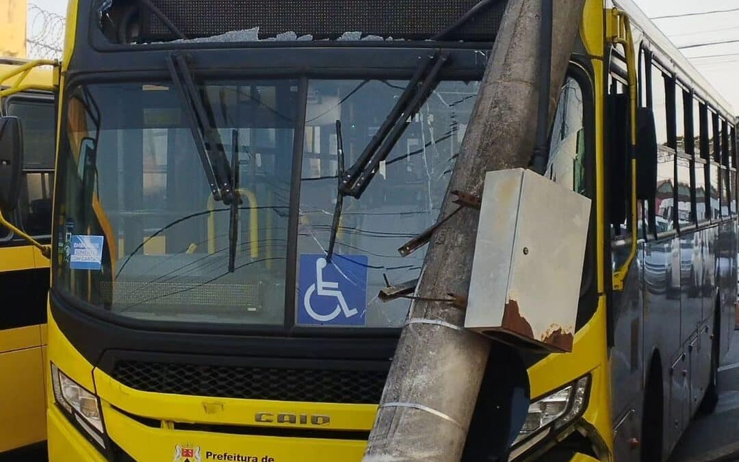 Ônibus atinge poste e duas motos em cruzamento movimentado na Vila Aeroporto