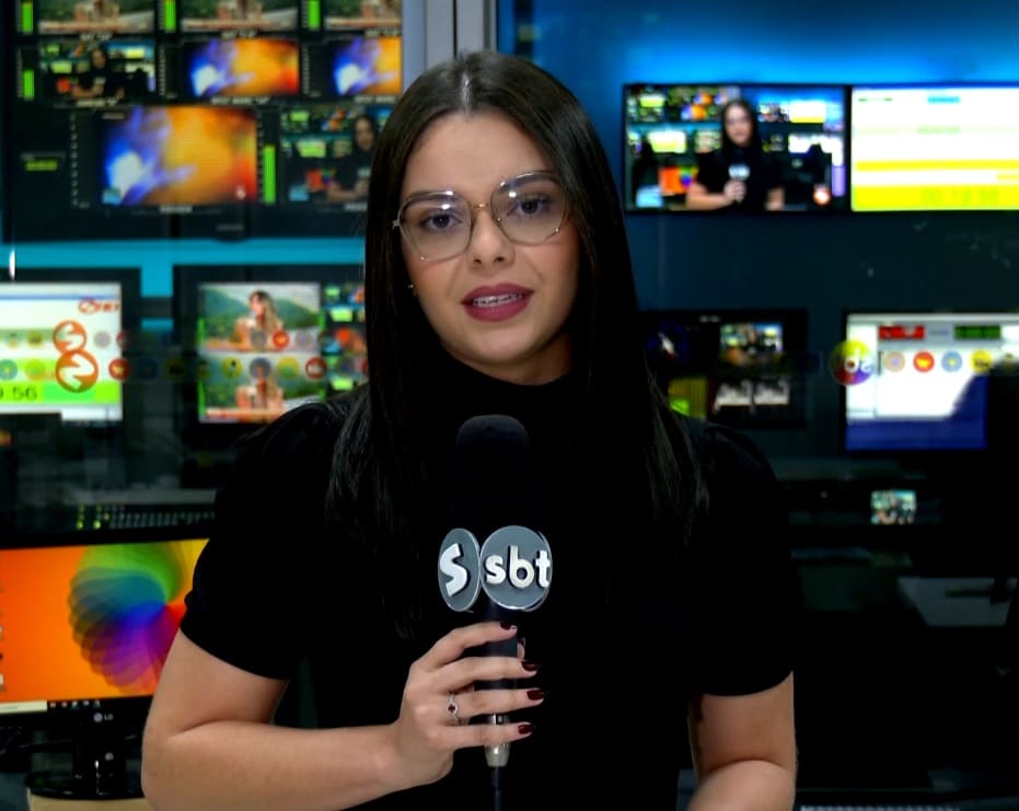 Repórter Fernanda Sena falando sobre o Qualifica SP.