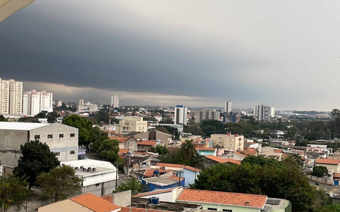 Tempestade com ventos fortes atinge Sorocaba e causa danos em bairros