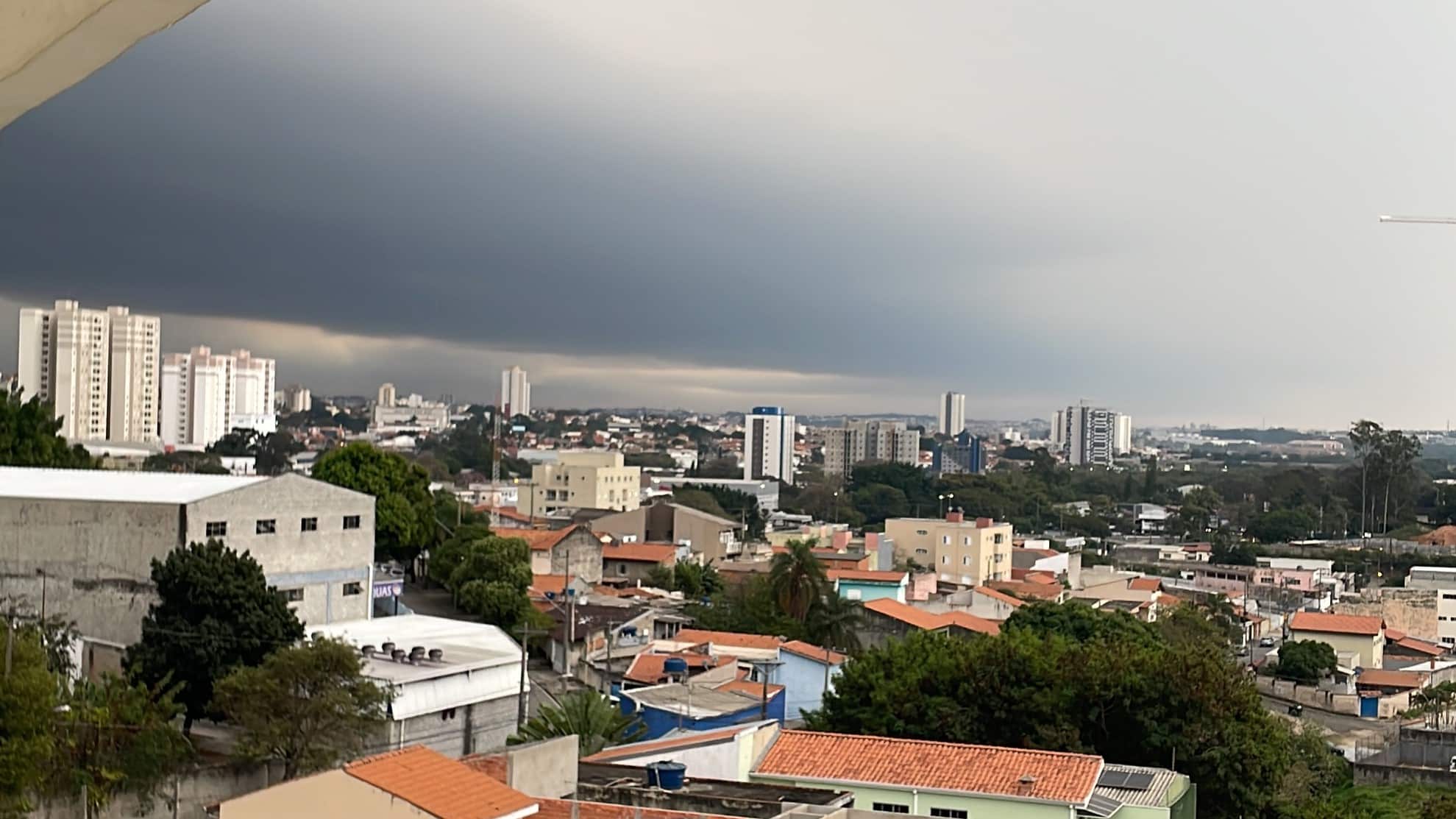 Tempestade com ventos fortes atinge Sorocaba e causa danos em bairros