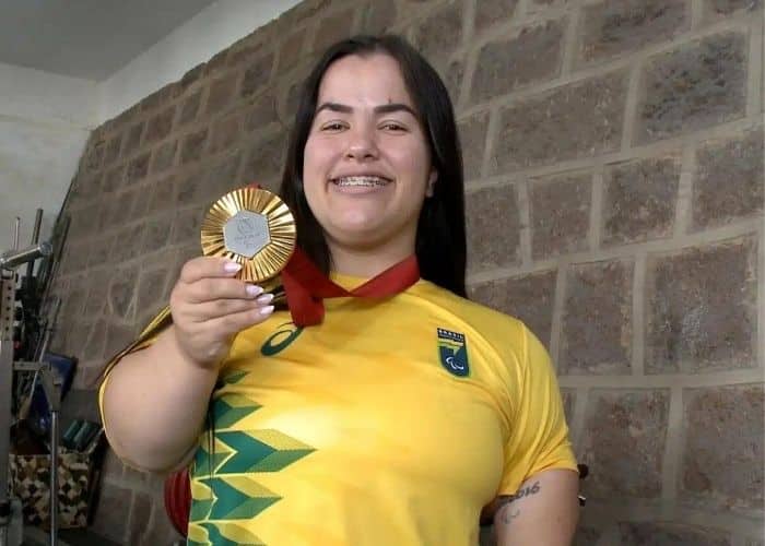 Mariana D'Andrea segurando medalha.