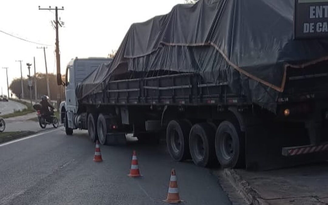 Caminhão bloqueia trânsito na Av. Victor Andrew, em Sorocaba